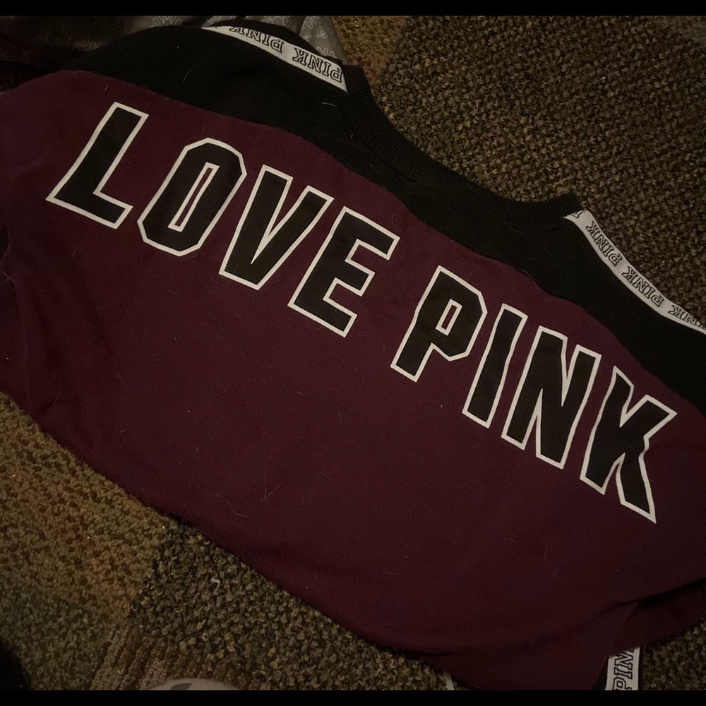 Maroon pink crew neck . great condition